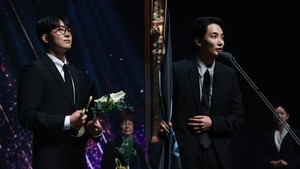 Wonwoo dan Jeonghan SEVENTEEN yang sedang wamil libur dulu dari tugas militer. Mereka hadir buat menerima Penghargaan Kepresidenan. (Foto: dok. KOREA CREATIVE CONTENT AGENCY)