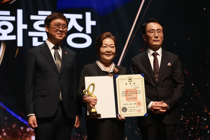 Artis Korea menerima penghargaan di Korea Popular Culture and Arts Awards 2025 digelar Kamis (23/10/2025) di Teater Nasional, Seoul, Korea Selatan.
