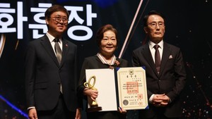 Korea Popular Culture and Arts Awards merupakan acara Kementerian Kebudayaan, Olahraga, dan Pariwisata Korea Selatan, digelar oleh KOCCA (Korea Creative Agency Content). Ini momen aktris Kim Hae Sook menerima Eungwan Order of Cultural Merit, penghargaan tertinggi yang diberikan tahun 2025. (Foto: dok. KOREA CREATIVE CONTENT AGENCY)
