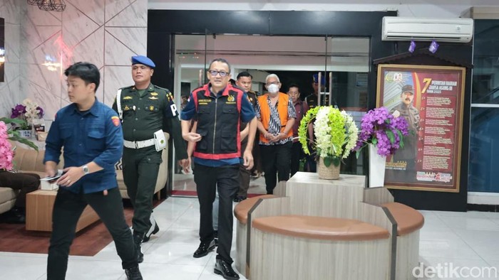 Tersangka dugaan korupsi ganti rugi lahan tol di Bengkulu saat ditahan petugas.