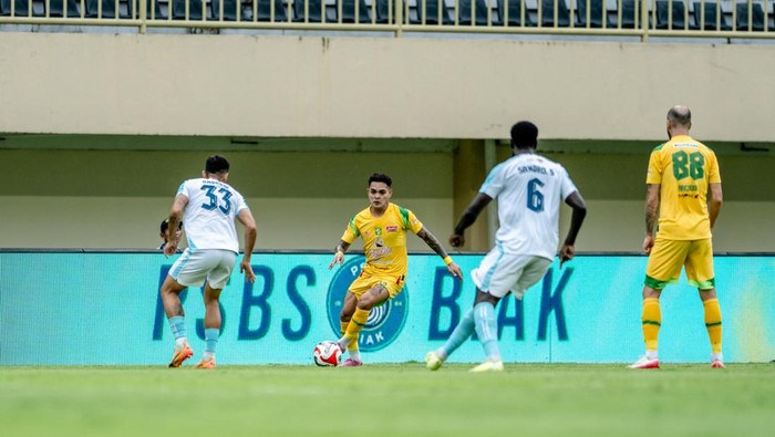 Laga PSBS Biak vs Persebaya Surabaya Laga PSBS Biak vs Persebaya Surabaya