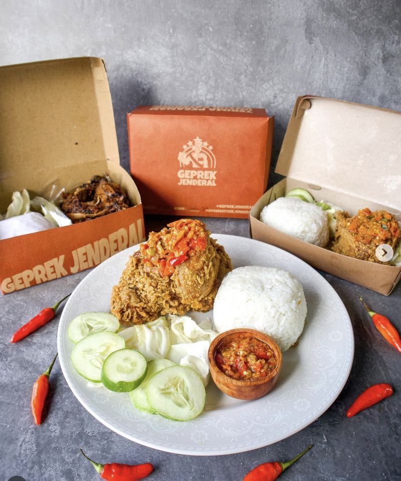 Laris! Ini Rekomendasi 7 Nasi Ayam Paling Enak di Ojol Laris! Ini Rekomendasi 7 Nasi Ayam Paling Enak di Ojol