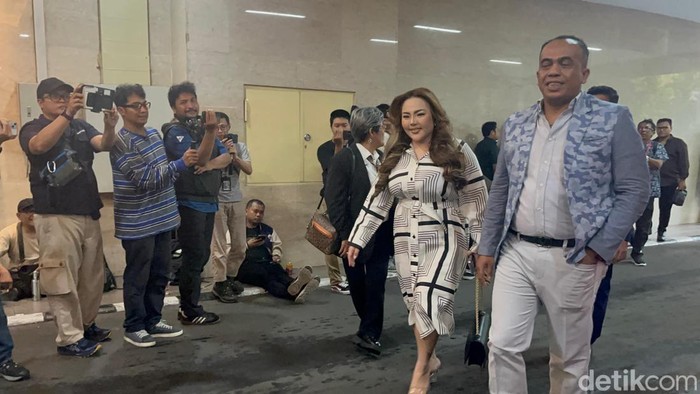 Lisa Mariana memenuhi panggilan Bareskrim Polri usai ia dijadikan tersangka kasus dugaan pencemaran nama baik Ridwan Kamil (Rumondang/detikcom)