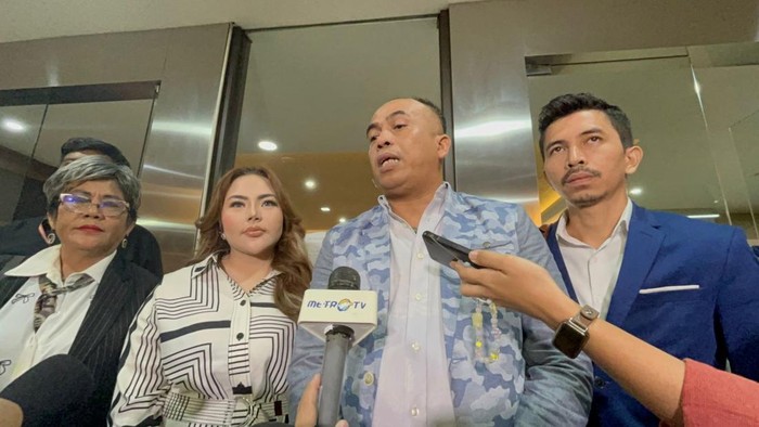 Lisa Mariana usai jalani pemeriksaan tersangka (Ondang/detikcom)
