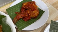 Selain rendang daging di sini juga ada rendang ayam. Untuk olahan ayam lainnya tersedia ayam balado pedas yang teksturnya empuk dan bumbunya royal. Foto: detikcom/Riska Fitria Selain rendang daging di sini juga ada rendang ayam. Untuk olahan ayam lainnya tersedia ayam balado pedas yang teksturnya empuk dan bumbunya royal. Foto: detikcom/Riska Fitria