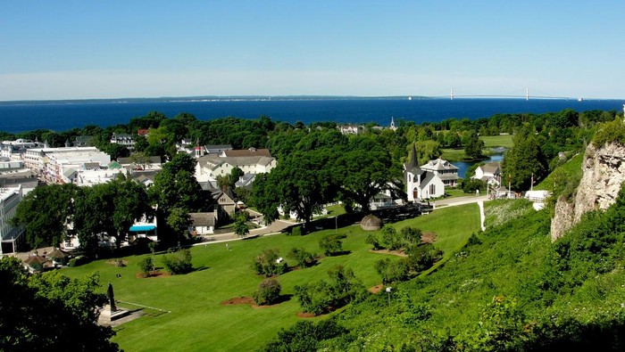 Mackinac Island Pulau Mackinac adalah pulau tanpa kendaraan sama sekali yang berada di Michigan, Amerika Serikat.