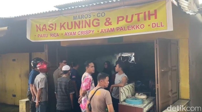 Kebakaran melanda dua rumah makan di Maros, Sulsel. Damkar menerjunkan 3 armada dan 23 personel.