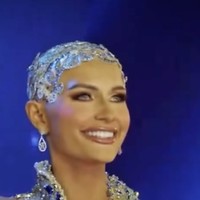 Finalis Miss USA 2025 yang mewakili Nevada, Mary Sickler, tampil mengejutkan di panggung preliminary dengan menunjukkan penampilan naturalnya yang botak. Mary merupakan Miss Nevada USA 2025 yang menderita alopecia. Foto: dok. Instagram @mary_sickler