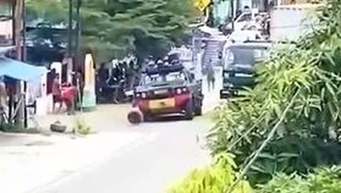 Massa melempari mobil rantis Brimob saat penggerebekan bandar narkoba di Palu.