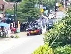 Viral Rantis Brimob Dilempari Batu Saat Penggerebekan Bandar Narkoba di Palu