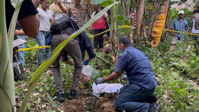 Polisi membongkar makam bayi yang dikuburkan anak punk di Jambi