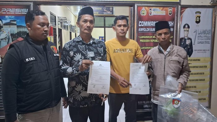 Keluarga Dewi Sartika yang diwakilkan Kepala Desa saat di Polsek Belitang III
