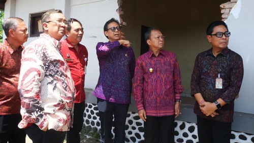 Menkes Budi Gunadi Sadikin (empat dari kiri) dan Gubernur Bali Wayan Koster (dua dari kanan) di RSUD Wangaya, Jumat (24/10/2025).
