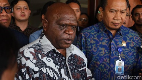 Menteri HAM Natalius Pigai seusai berdialog dengan Rektor Unud, I Ketut Sudarsana dan civitas akademika lain di kampus Unud, Denpasar, Jumat (24/10/2025).