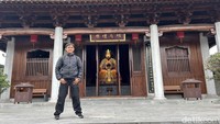 Kuil dengan patung besar juga menjadi daya tarik tersendiri di area ini.  Kuil dengan patung besar juga menjadi daya tarik tersendiri di area ini.