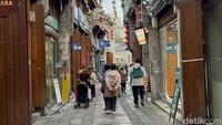 Di dalamnya, pengunjung menemukan perpaduan tradisi dan modernitas lewat kafe, butik seni, dan toko suvenir khas Anhui.  Di dalamnya, pengunjung menemukan perpaduan tradisi dan modernitas lewat kafe, butik seni, dan toko suvenir khas Anhui.