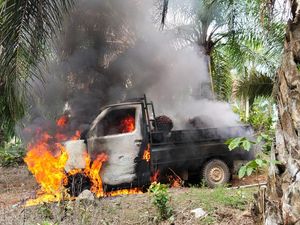 Mobil Milik Pencuri Sawit di Bengkulu Dibakar Warga