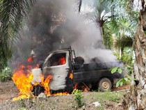 Mobil Milik Pencuri Sawit di Bengkulu Dibakar Warga