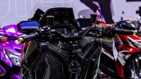 Lanjut ke area stang dan kokpit, handle bar telah diganti, dan terlihat penggunaan mirror aftermarket yang minimalis dan sporty.Foto: Dok. Yamaha