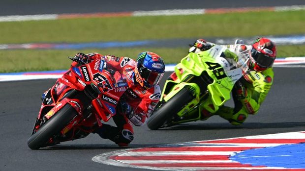 MOTO-PRIX-ITA-MOTOGP-QUALIFYING Ducati Lenovo Team's Italian MotoGP rider Francesco Bagnaia (L) corners ahead of Pertamina Enduro VR46 Raging Team's Italian MotoGP rider Fabio Di Giannantonio (R) during Qualifying for the San Marino Moto GP Grand Prix at the Misano World Circuit Marco Simoncelli, in Misano Adriatico, northern Italy, on September 13, 2025. (Photo by Andreas SOLARO / AFP)