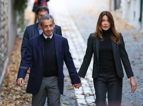 Nicolas Sarkozy dan Carla Bruni PARIS, FRANCE - OCTOBER 21: Former French president Nicolas Sarkozy and his wife Carla Bruni Sarkozy walk from their house to the car that will transport him to the Prison de la Sante to begin a 5 year prison sentence on October 21, 2025 in Paris, France. The former French president (2007 and 2012) will serve five years for criminal conspiracy in Santé prison, Paris, over a scheme to obtain election campaign funds from the regime of the late Libyan dictator Colonel Gaddafi. Sarkozy is the first former head of an EU country to serve time in prison, and the first French postwar leader to be jailed. His son, Louis, has organised a party of well wishers to see his Father off from their home. (Photo by Remon Haazen/Getty Images)