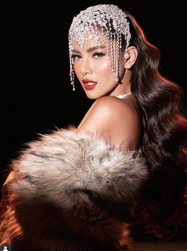 Dengan rambut bergelombang besar, Olla mengingatkan pada gaya ikonik para diva tahun 1950-an. Melengkapi penampilannya, ia juga mengenakan headpiece berkilau yang berwarna silver. Foto: Instagram/@riomotret/@ollaramlan