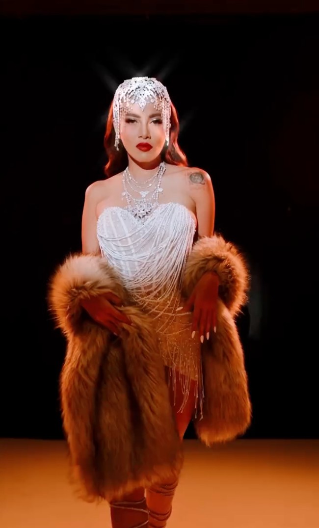 Untuk memperkuat kesan old Hollywood, Olla menambahkan selendang bulu besar berwarna cokelat muda yang memberi kesan mewah dan berkelas. Foto: Instagram/@riomotret/@ollaramlan