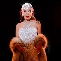 Untuk memperkuat kesan old Hollywood, Olla menambahkan selendang bulu besar berwarna cokelat muda yang memberi kesan mewah dan berkelas. Foto: Instagram/@riomotret/@ollaramlan