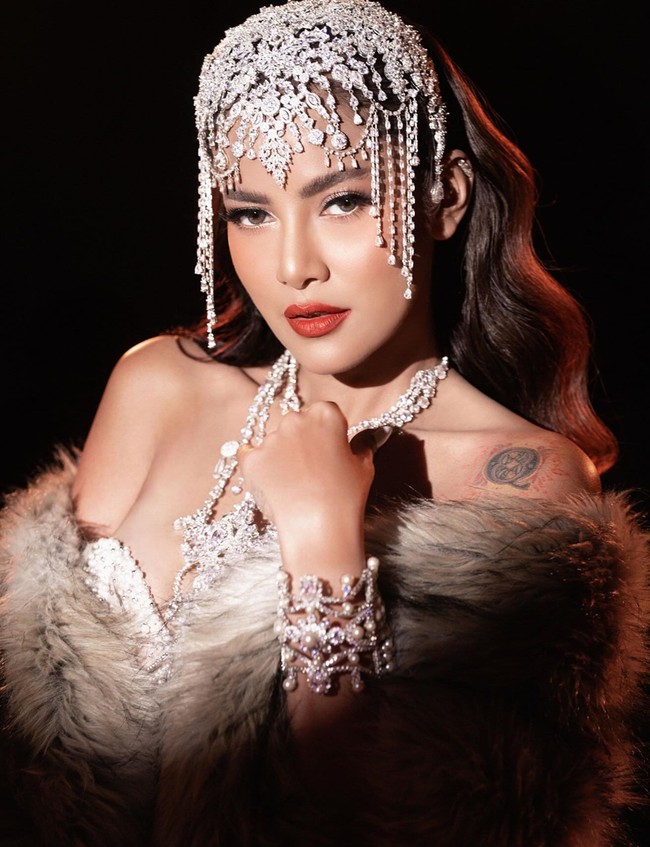 Makeup Olla dibuat tegas namun tetap feminin dengan lipstik merah menyala, eyeliner tajam, serta highlight di tulang pipi. Riasan tersebut membuat penampilannya semakin menawan. Foto: Instagram/@riomotret/@ollaramlan