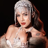 Makeup Olla dibuat tegas namun tetap feminin dengan lipstik merah menyala, eyeliner tajam, serta highlight di tulang pipi. Riasan tersebut membuat penampilannya semakin menawan. Foto: Instagram/@riomotret/@ollaramlan