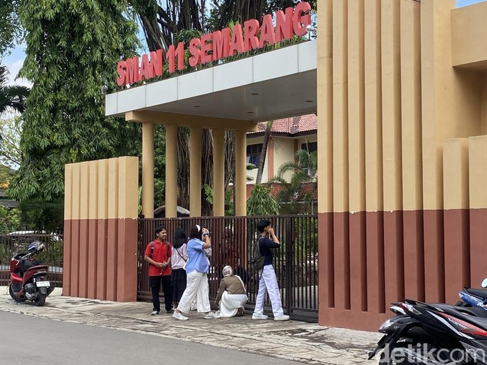Para alumnnus dilarang masuk ke SMAN 11 Semarang saat ada unjuk rasa siswa soal kasus Chiko edit foto cabul, Jumat (24/10/2025).