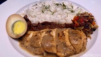 Pilihan Hot Meals di Paris Baguette juga mencakup menu lokal. Salah satunya nasi gudeg opor ayam ini yang terlihat naik kelas. Foto: Andi Annisa DR/detikfood Pilihan Hot Meals di Paris Baguette juga mencakup menu lokal. Salah satunya nasi gudeg opor ayam ini yang terlihat naik kelas. Foto: Andi Annisa DR/detikfood
