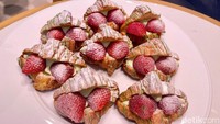 Mini Matcha Strawberry Croissant (Rp 19 ribu) jadi salah satu menu matcha spesial di Paris Baguette MARGOCITY. Penambahan stroberi segar memberi sensasi asam enak pada pastry ini. Foto: Andi Annisa DR/detikfood Mini Matcha Strawberry Croissant (Rp 19 ribu) jadi salah satu menu matcha spesial di Paris Baguette MARGOCITY. Penambahan stroberi segar memberi sensasi asam enak pada pastry ini. Foto: Andi Annisa DR/detikfood