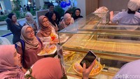 Banyak stok roti dan pastry cepat habis, mengingat ada promo Buy 1 Get 1 yang memang jadi incaran pembeli. Foto: Andi Annisa DR/detikfood Banyak stok roti dan pastry cepat habis, mengingat ada promo Buy 1 Get 1 yang memang jadi incaran pembeli. Foto: Andi Annisa DR/detikfood
