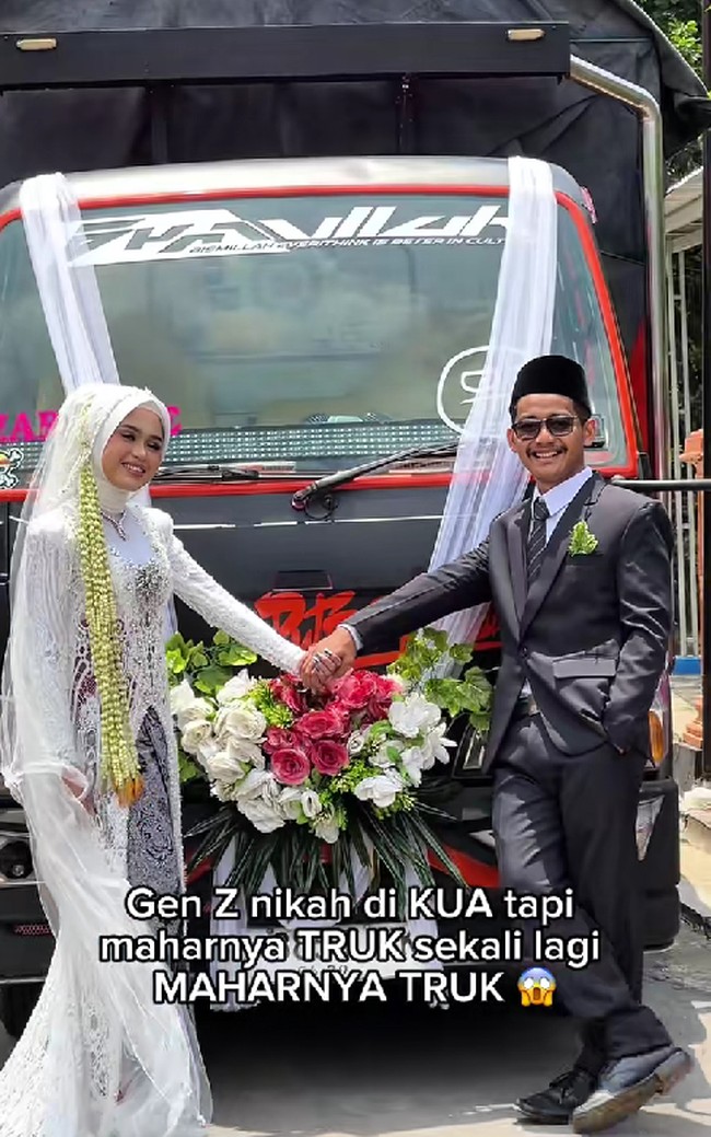 Pasangan Gen Z viral karena menikah di KUA dengan mahar satu unit truk. Suasana pernikahan di Solo, Jawa Tengah ini langsung viral di media sosial.