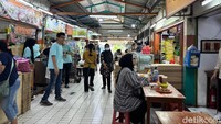 Pasar yang berlokasi di kawasan Kembangan ini mulai beroperasi sejak akhir 1990-an, bersamaan dengan pembangunan kawasan Puri Indah yang berkembang menjadi salah satu kawasan hunian dan bisnis premium di Jakarta Barat. Foto: detikcom/Riska Fitria