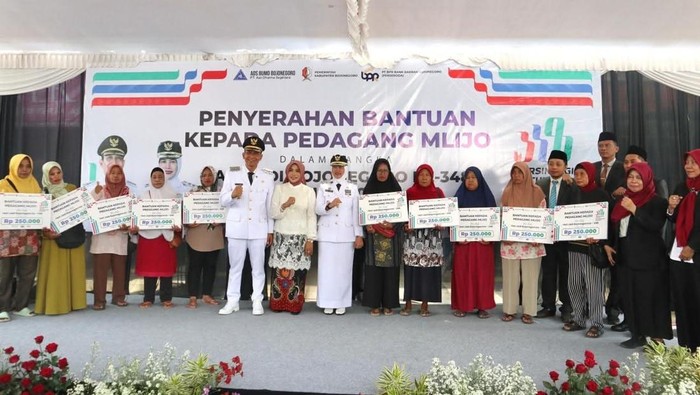 Pemkab Bojonegoro menyaluran bantuan ke para pedagang kecil