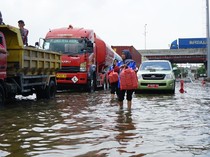 Dinsos Jateng Dirikan Dapur Umum Bantu Korban Banjir di Semarang