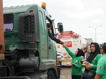 Pemprov Jateng Salurkan Bantuan Makan untuk Pengemudi Truk Terjebak Banjir