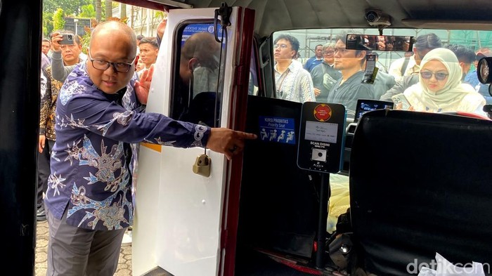 Penampakan QRIS TAP di Metro Jabar Trans. Penampakan QRIS TAP di Metro Jabar Trans.