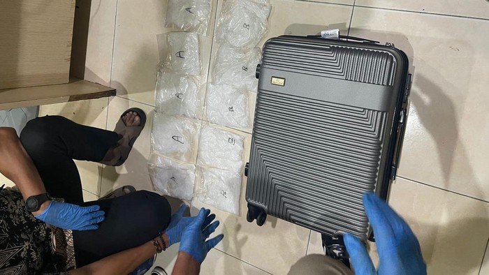 Penampakan sabu seberat 2 kg yang dibawa penumpang pesawat dalam koper di Bandara Haluoleo Kendari.