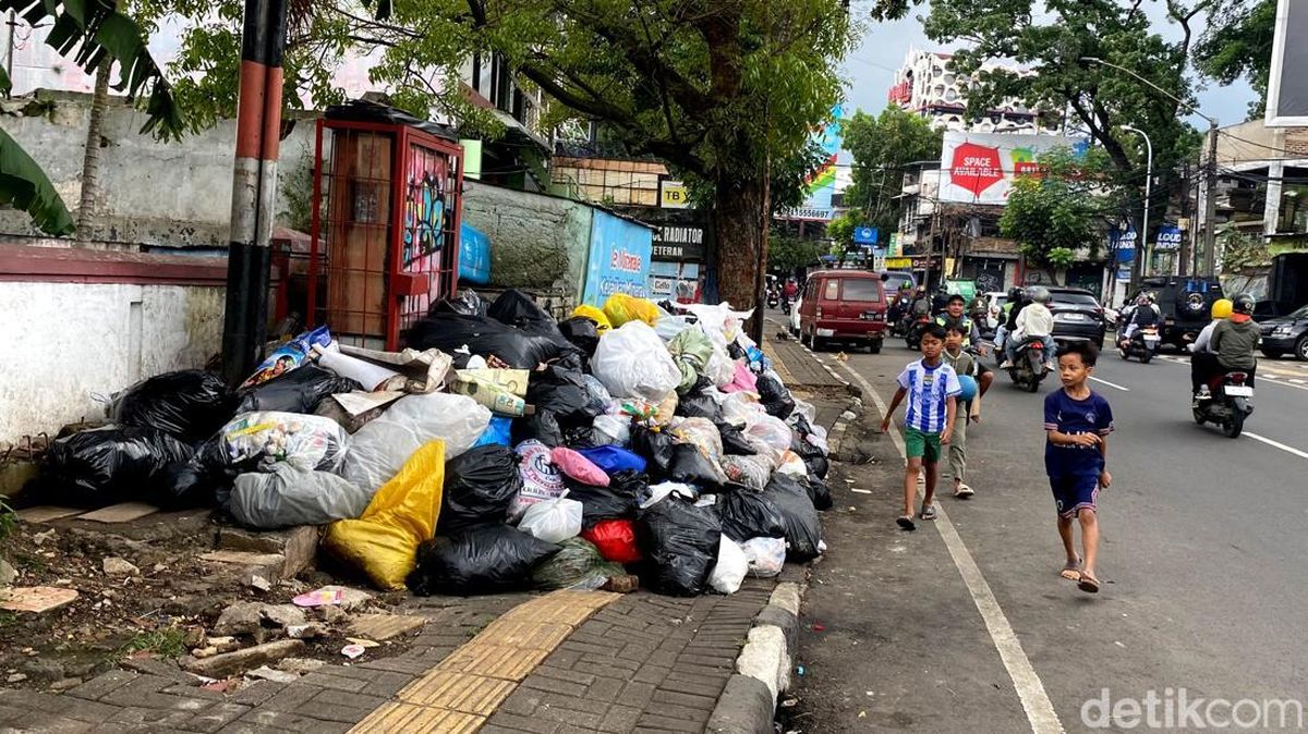 Sampah di Trotoar Jalan