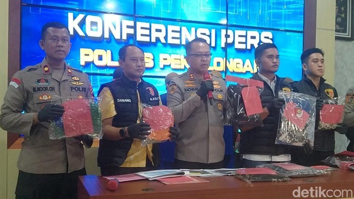 Rilis pers guru mengaji yang ditangkap mencabuli muridnya di Polres Pekalongan, Jumat (24/10/2025).