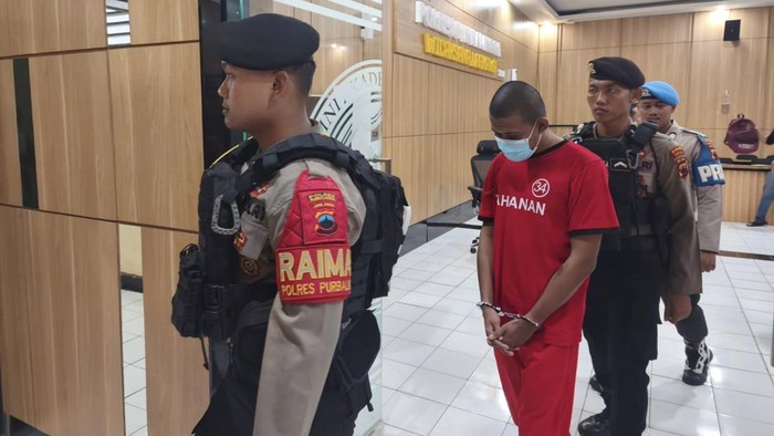 Pengedar Narkoba Kasat Narkoba Polres Purbalingga, menunjukkan barang bukti ribuan pil koplo saat ungkap kasus, Jumat (24/10/2025).