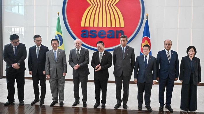 Perkuat Kerja Sama, Presiden Brasil Sambangi Markas ASEAN di Jakarta Sekjen ASEAN Kao Kim Hourn (kanan) menerima kunjungan Presiden Brasil Luiz Inacio Lula da Silva (kiri) di Sekretariat ASEAN, Jakarta, Jumat (24/10/2025). Kunjungan tersebut untuk memperdalam kerja sama ASEAN-Brasil di bidang-bidang prioritas seperti pembangunan berkelanjutan, perdagangan dan investasi, perubahan iklim, energi terbarukan, dan ketahanan pangan. ANTARA FOTO/Sulthony Hasanuddin