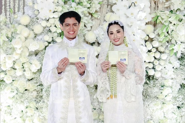 Sang mempelai pria, Moshe, memakai beskap putih dipadu sarung dan celana lebar berwarna senada. Beskap diberi hiasan bordir yang elegan. Foto: Instagram/@agusyudhoyono @ericktohir