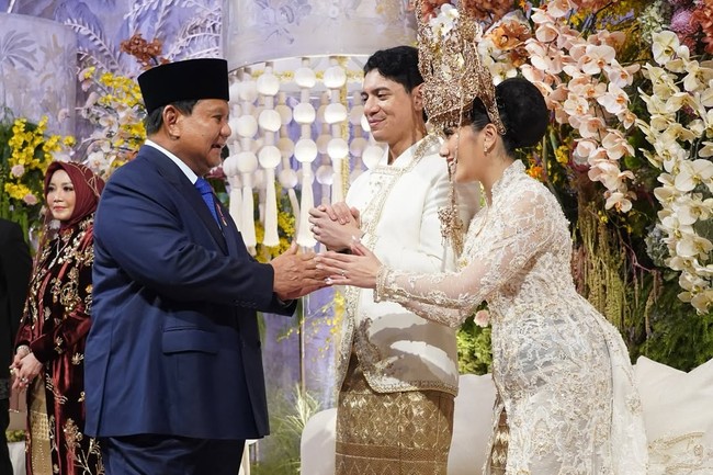 Kedua mempelai mengenakan busana pengantin adat Lampung yang dimodifikasi sehingga tampil lebih modern. Foto: Instagram/@agusyudhoyono @ericktohir