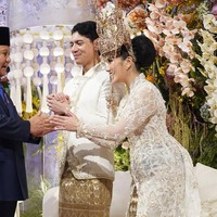 Kedua mempelai mengenakan busana pengantin adat Lampung yang dimodifikasi sehingga tampil lebih modern. Foto: Instagram/@agusyudhoyono @ericktohir