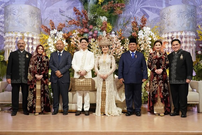 Untuk resepsi, wanita yang akrab disapa Asha ini tampil dalam balutan kebaya lace dengan train panjang menyapu lantai. Kebaya dipadukan dengan kain songket cokelat. Foto: Instagram/@agusyudhoyono @ericktohir