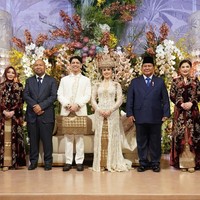 Untuk resepsi, wanita yang akrab disapa Asha ini tampil dalam balutan kebaya lace dengan train panjang menyapu lantai. Kebaya dipadukan dengan kain songket cokelat. Foto: Instagram/@agusyudhoyono @ericktohir